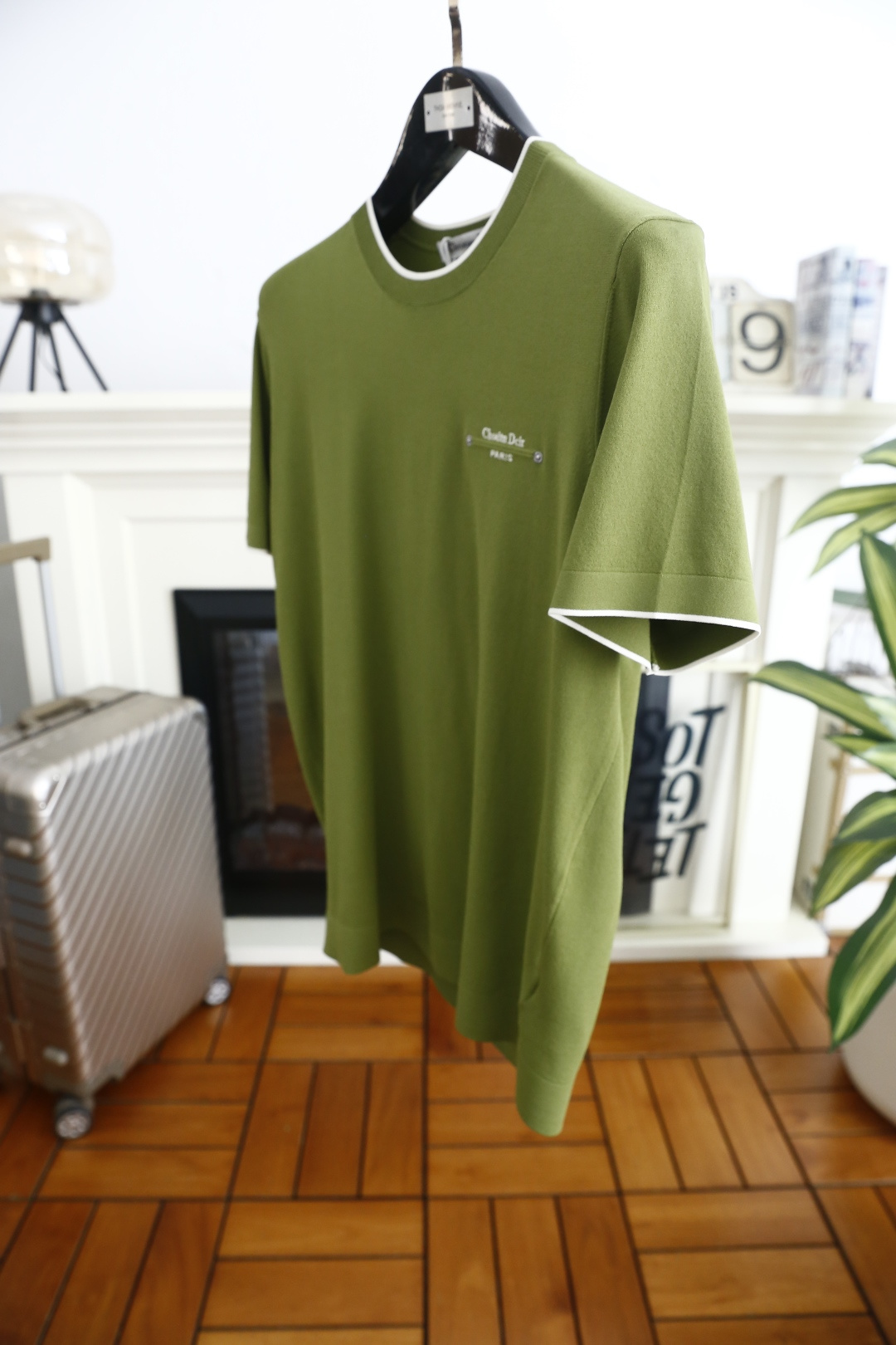 🔥迪奥.26夏季新品！时尚男士百搭短袖👍采用舒适伊力特面料！承袭法式轻奢美学，撞色罗纹圆领与袖口勾勒精致