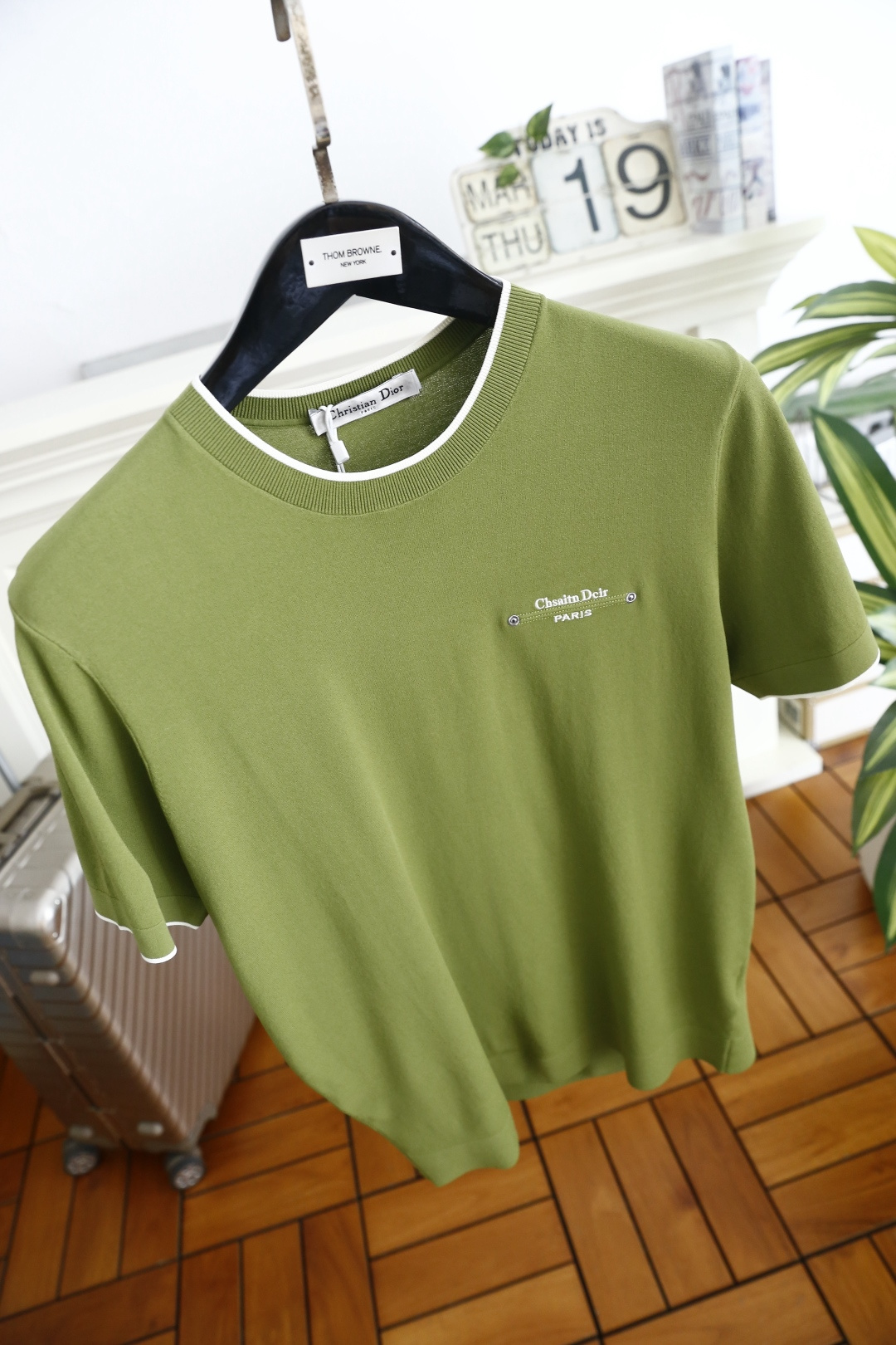 🔥迪奥.26夏季新品！时尚男士百搭短袖👍采用舒适伊力特面料！承袭法式轻奢美学，撞色罗纹圆领与袖口勾勒精致