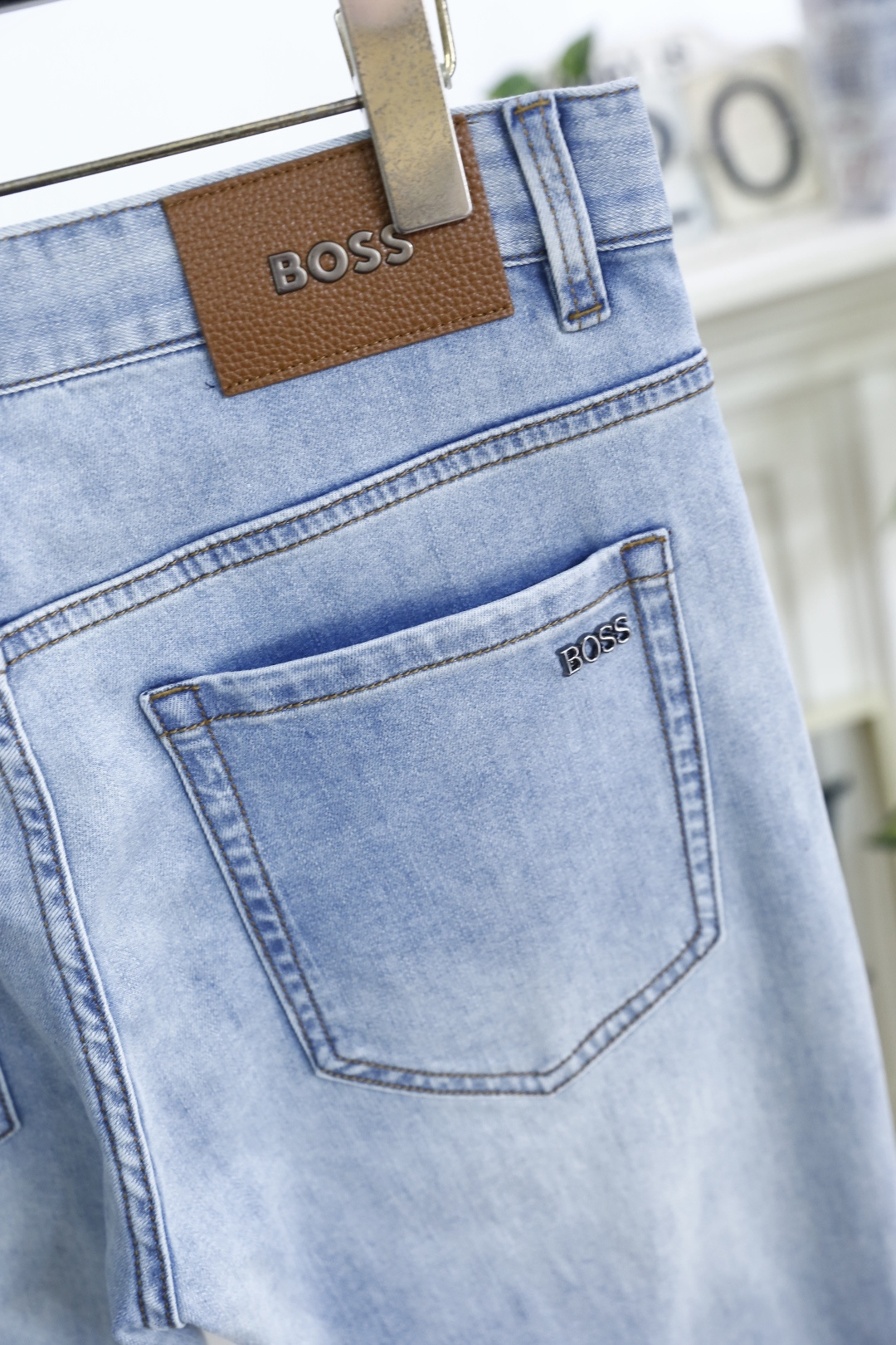 🔥BOSS.26夏季新品！时尚男士薄款浅色水洗牛仔裤承袭德系轻奢极简风格，后袋与腰头均缀以品牌标识，低调