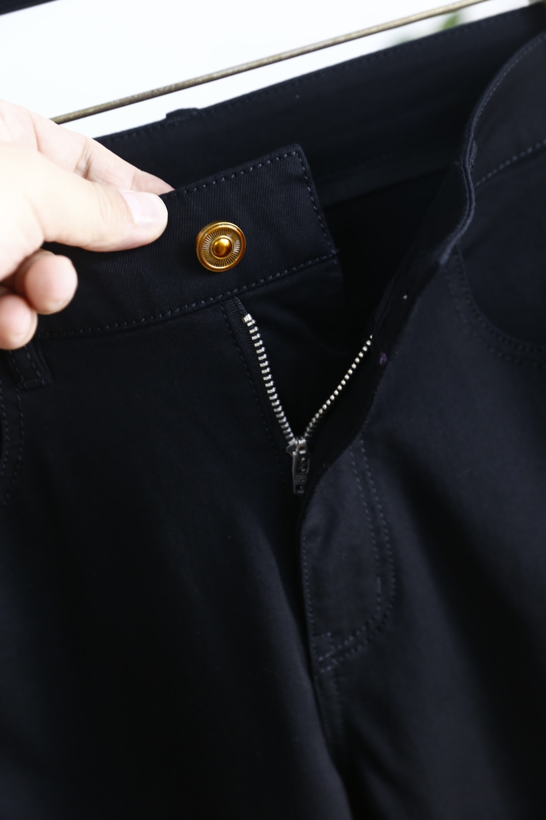🔥巴宝丽.26夏季新品！时尚男士薄款黑色休闲裤承袭轻奢通勤基因，后袋以金属骑士标识点缀，呼应品牌经典马术