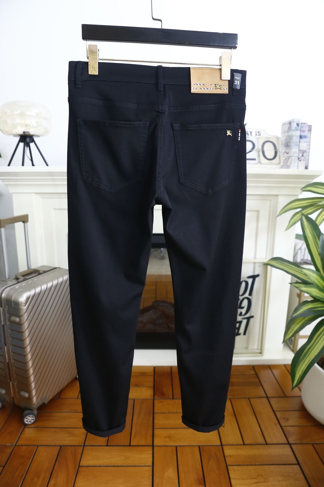 🔥巴宝丽.26夏季新品！时尚男士薄款黑色休闲裤承袭轻奢通勤基因，后袋以金属骑士标识点缀，呼应品牌经典马术