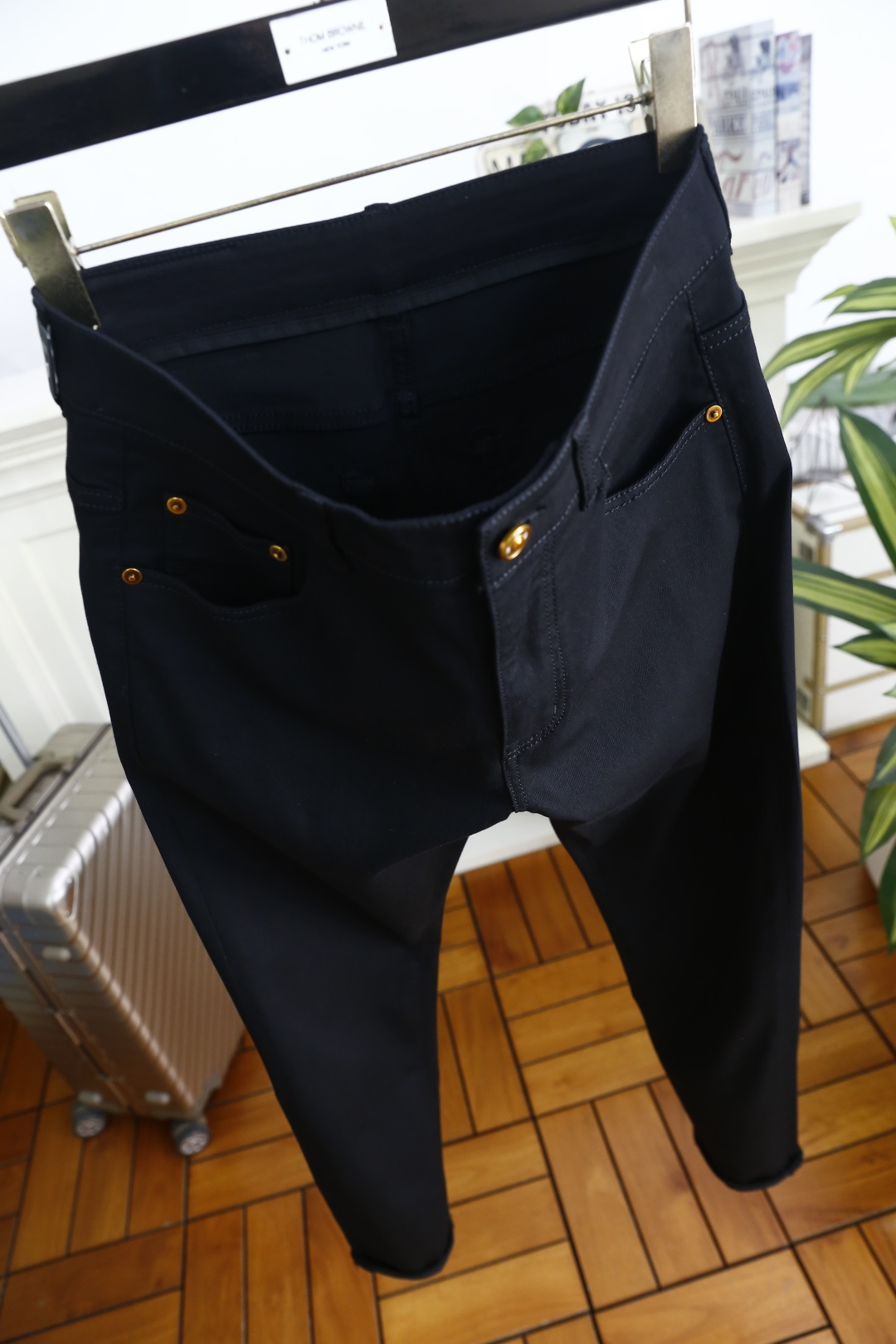 🔥巴宝丽.26夏季新品！时尚男士薄款黑色休闲裤承袭轻奢通勤基因，后袋以金属骑士标识点缀，呼应品牌经典马术