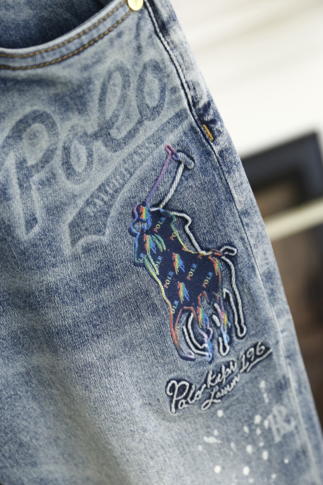 🔥POLO.26春夏新品！时尚男士百搭水洗牛仔裤承袭美式休闲精髓，后袋以经典马球运动员暗纹压印，呼应品牌