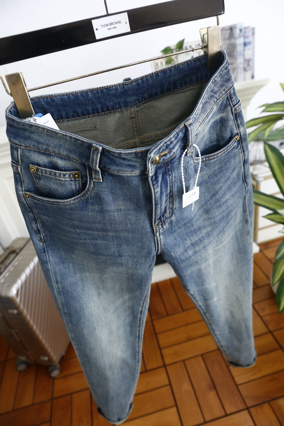 🔥爱马仕.26夏季新品！时尚男士百搭浅色水洗牛仔裤承袭轻奢休闲基因，经典马头与字母点缀后袋，呼应品牌马术