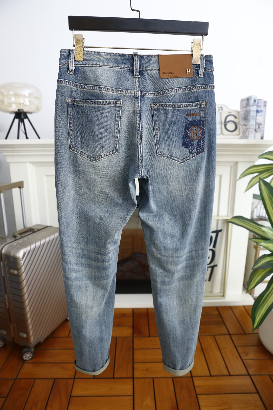 🔥爱马仕.26夏季新品！时尚男士百搭浅色水洗牛仔裤承袭轻奢休闲基因，经典马头与字母点缀后袋，呼应品牌马术