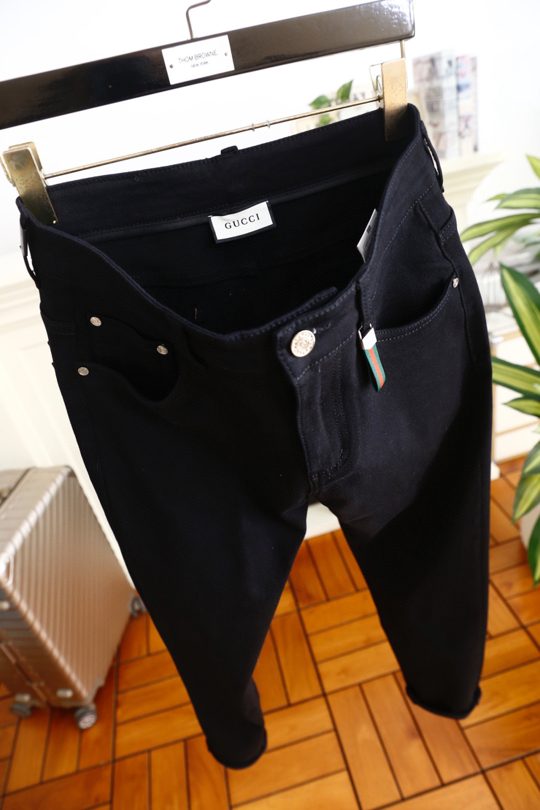 🔥古驰/Gu*ci.25秋冬男士黑色休闲牛仔裤，属于品牌兼具简约质感与标志性细节的单品。它采用高密弹力牛