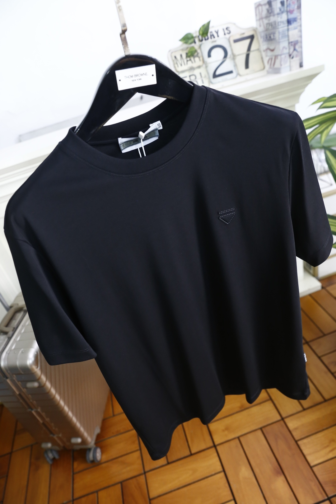 🔥普拉达.26夏季新品！时尚男士百搭圆领短袖T恤采用经典简约的宽松版型，剪裁利落，对身形有着极佳的修饰与