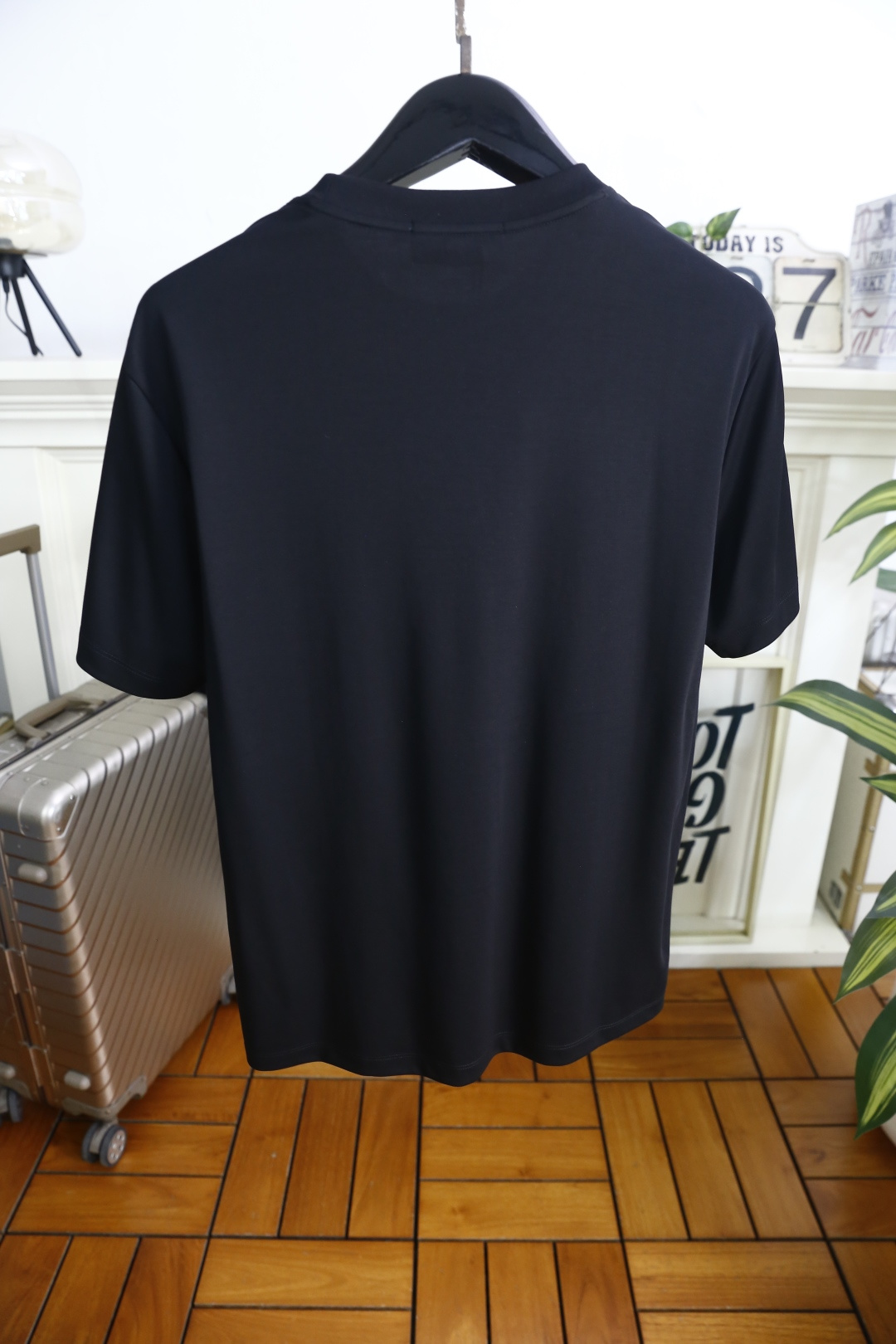 🔥普拉达.26夏季新品！时尚男士百搭圆领短袖T恤采用经典简约的宽松版型，剪裁利落，对身形有着极佳的修饰与