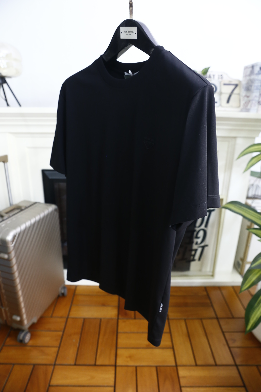 🔥普拉达.26夏季新品！时尚男士百搭圆领短袖T恤采用经典简约的宽松版型，剪裁利落，对身形有着极佳的修饰与