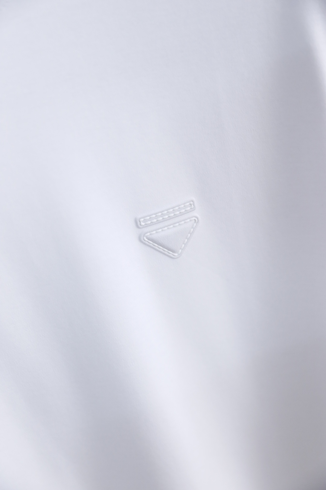 🔥普拉达.26夏季新品！时尚男士百搭圆领短袖T恤采用经典简约的宽松版型，剪裁利落，对身形有着极佳的修饰与
