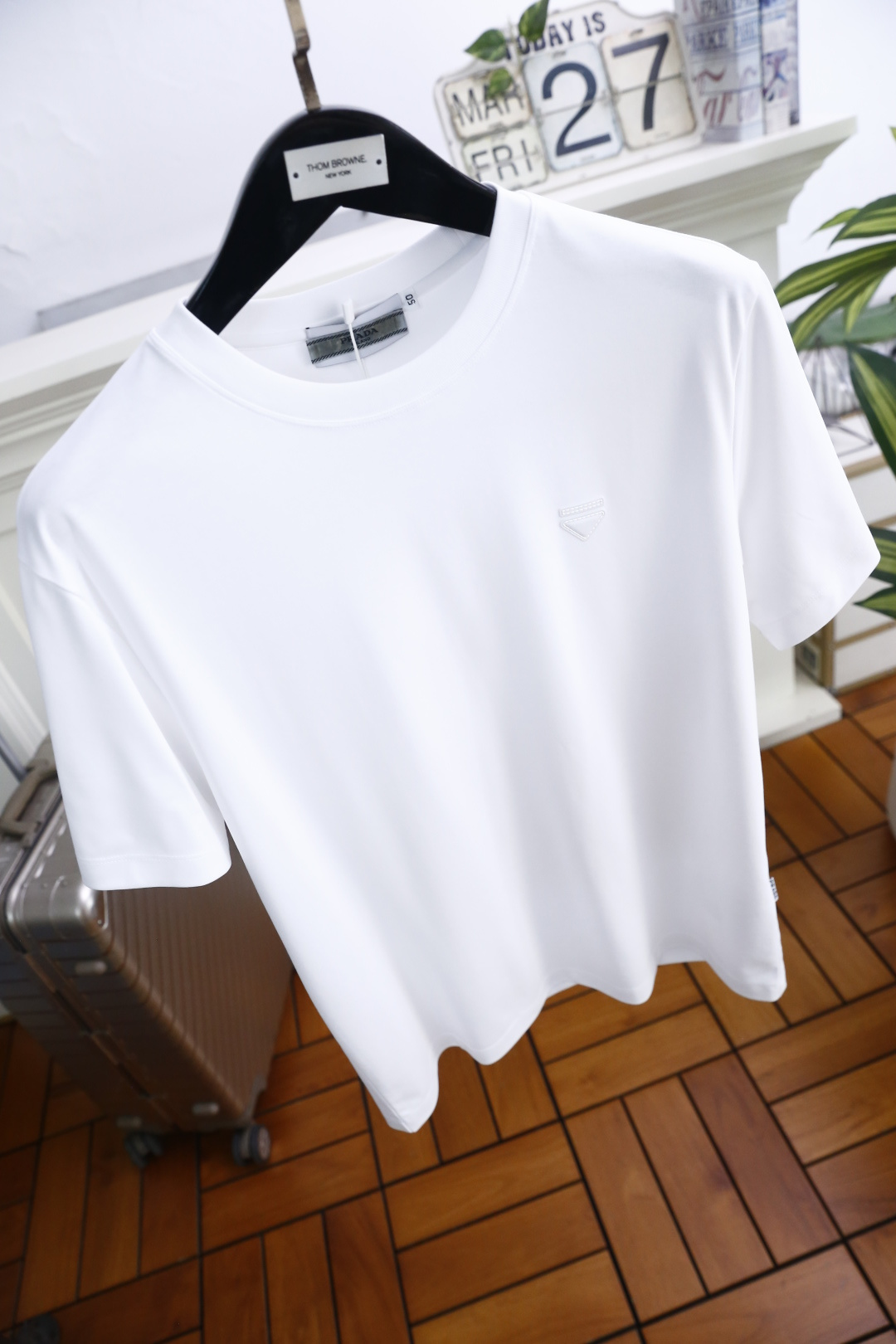 🔥普拉达.26夏季新品！时尚男士百搭圆领短袖T恤采用经典简约的宽松版型，剪裁利落，对身形有着极佳的修饰与