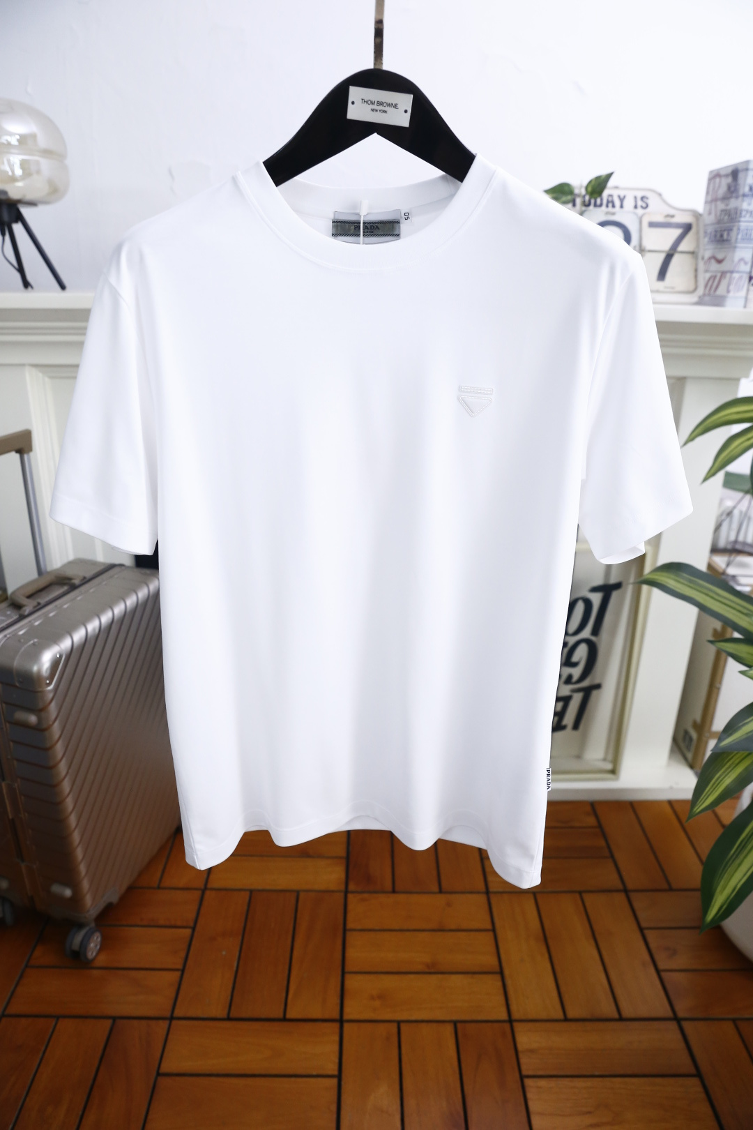 🔥普拉达.26夏季新品！时尚男士百搭圆领短袖T恤采用经典简约的宽松版型，剪裁利落，对身形有着极佳的修饰与
