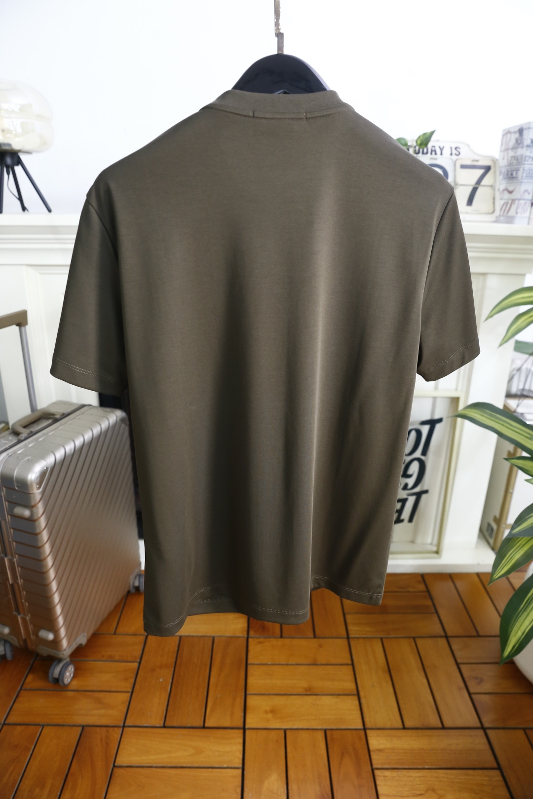 🔥普拉达.26夏季新品！时尚男士百搭圆领短袖T恤采用经典简约的宽松版型，剪裁利落，对身形有着极佳的修饰与