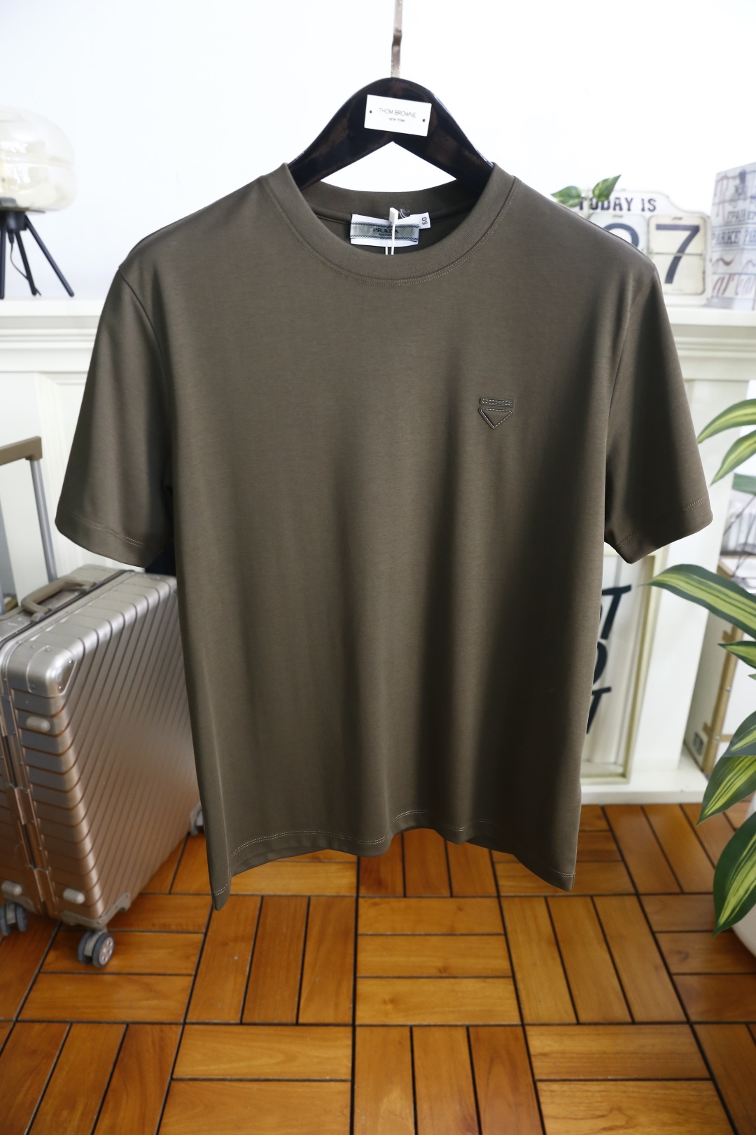 🔥普拉达.26夏季新品！时尚男士百搭圆领短袖T恤采用经典简约的宽松版型，剪裁利落，对身形有着极佳的修饰与