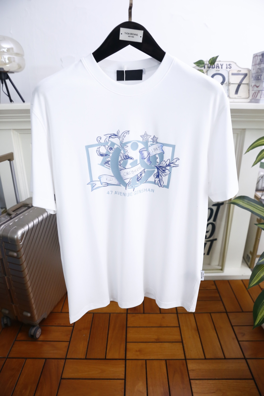 🔥迪奥.26夏季新品！时尚男士百搭圆领短袖T恤采用宽松落肩版型，对身形包容度高，日常穿着自在无束缚，胸前