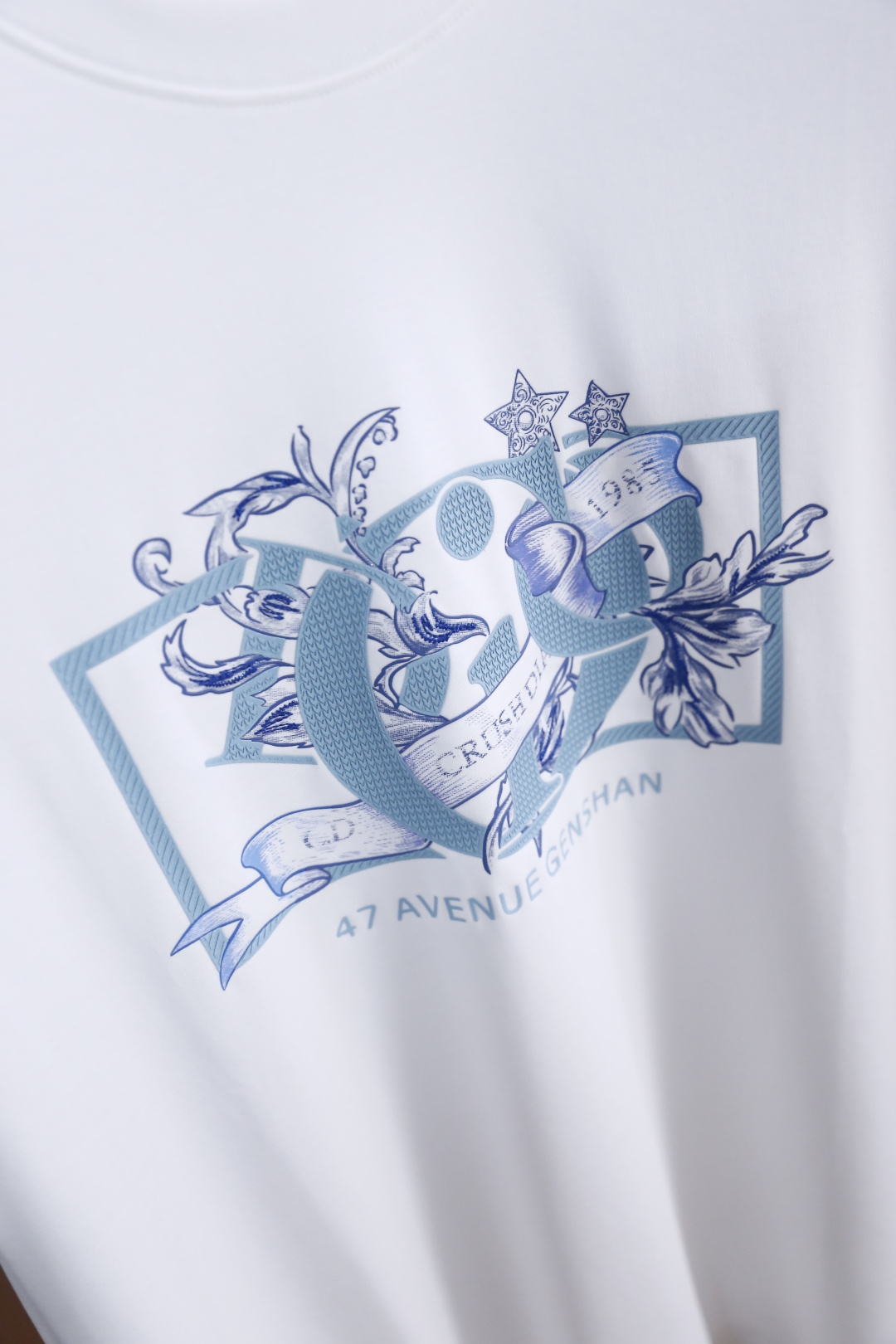 🔥迪奥.26夏季新品！时尚男士百搭圆领短袖T恤采用宽松落肩版型，对身形包容度高，日常穿着自在无束缚，胸前