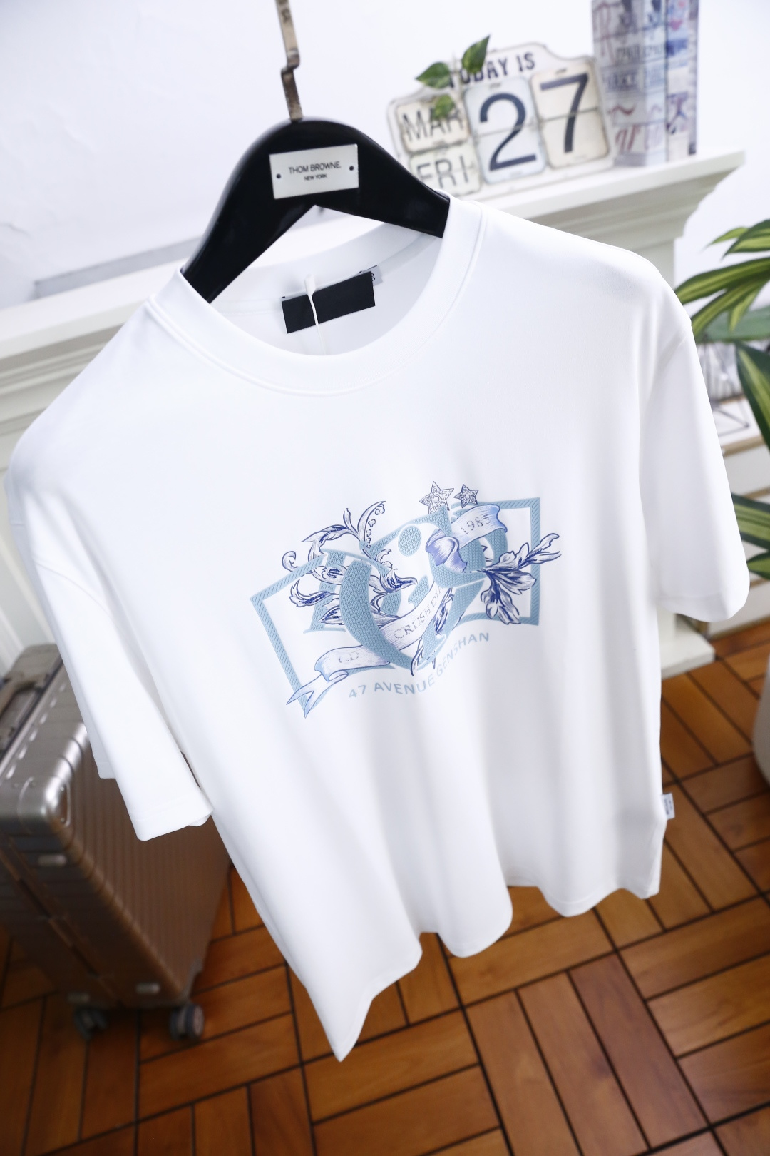 🔥迪奥.26夏季新品！时尚男士百搭圆领短袖T恤采用宽松落肩版型，对身形包容度高，日常穿着自在无束缚，胸前