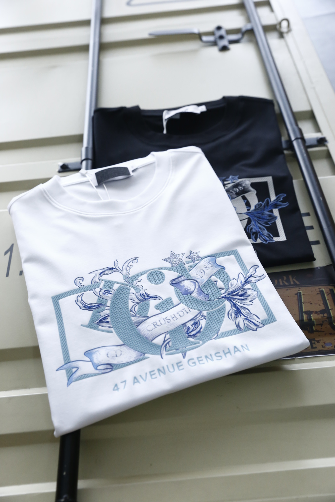 🔥迪奥.26夏季新品！时尚男士百搭圆领短袖T恤采用宽松落肩版型，对身形包容度高，日常穿着自在无束缚，胸前