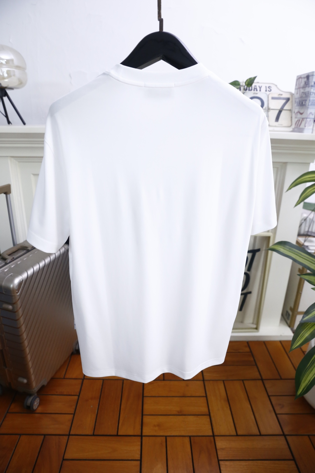 🔥迪奥.26夏季新品！时尚男士百搭圆领短袖T恤采用宽松落肩版型，对身形包容度高，日常穿着自在无束缚，胸前