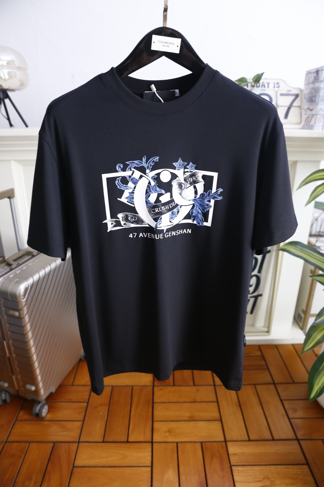 🔥迪奥.26夏季新品！时尚男士百搭圆领短袖T恤采用宽松落肩版型，对身形包容度高，日常穿着自在无束缚，胸前