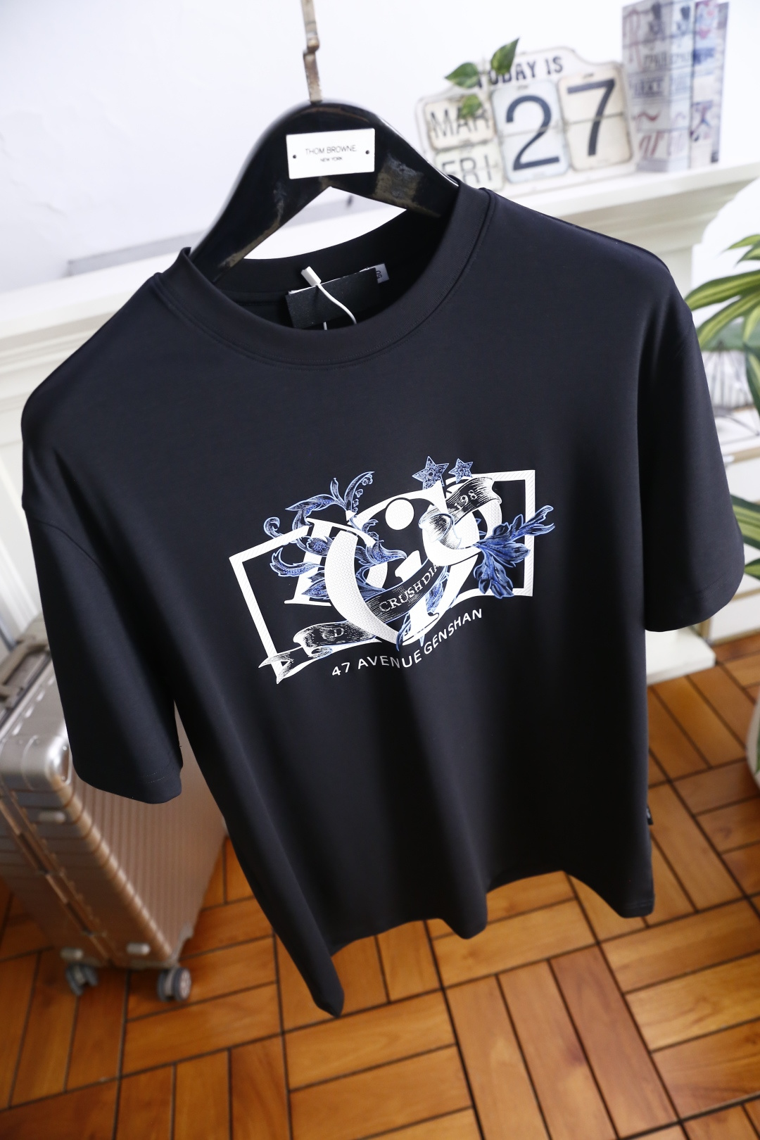 🔥迪奥.26夏季新品！时尚男士百搭圆领短袖T恤采用宽松落肩版型，对身形包容度高，日常穿着自在无束缚，胸前