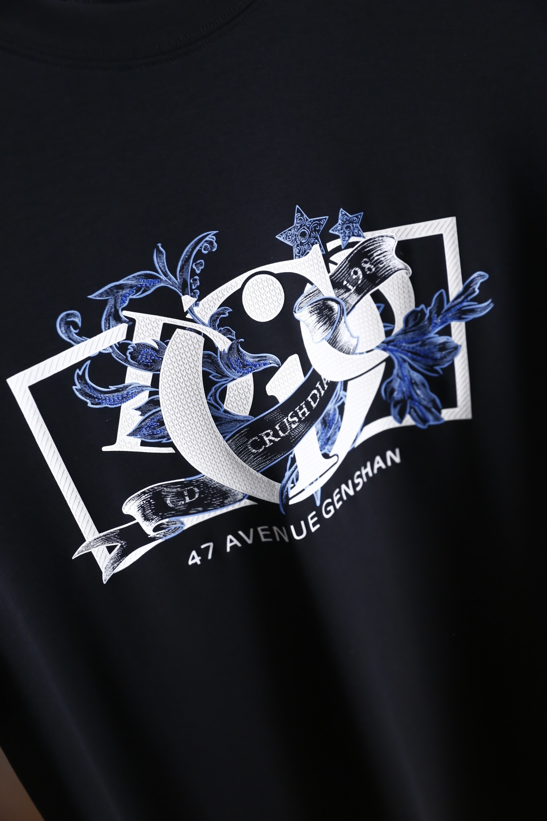 🔥迪奥.26夏季新品！时尚男士百搭圆领短袖T恤采用宽松落肩版型，对身形包容度高，日常穿着自在无束缚，胸前