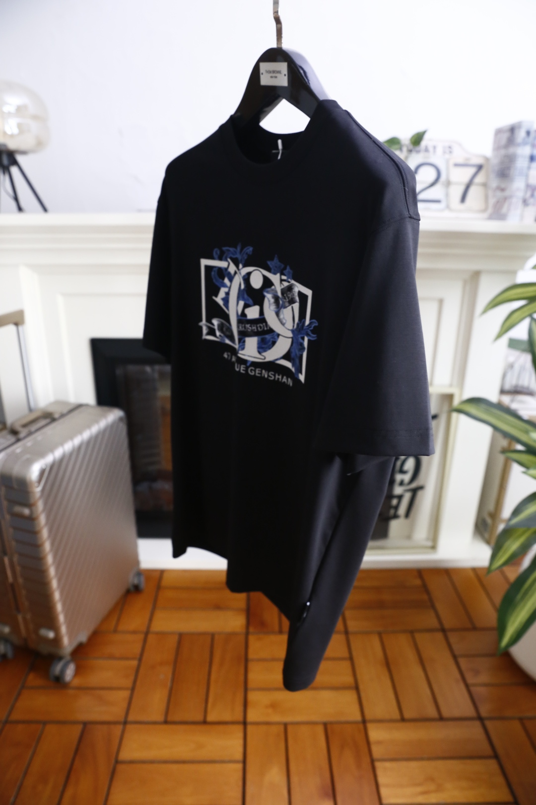 🔥迪奥.26夏季新品！时尚男士百搭圆领短袖T恤采用宽松落肩版型，对身形包容度高，日常穿着自在无束缚，胸前