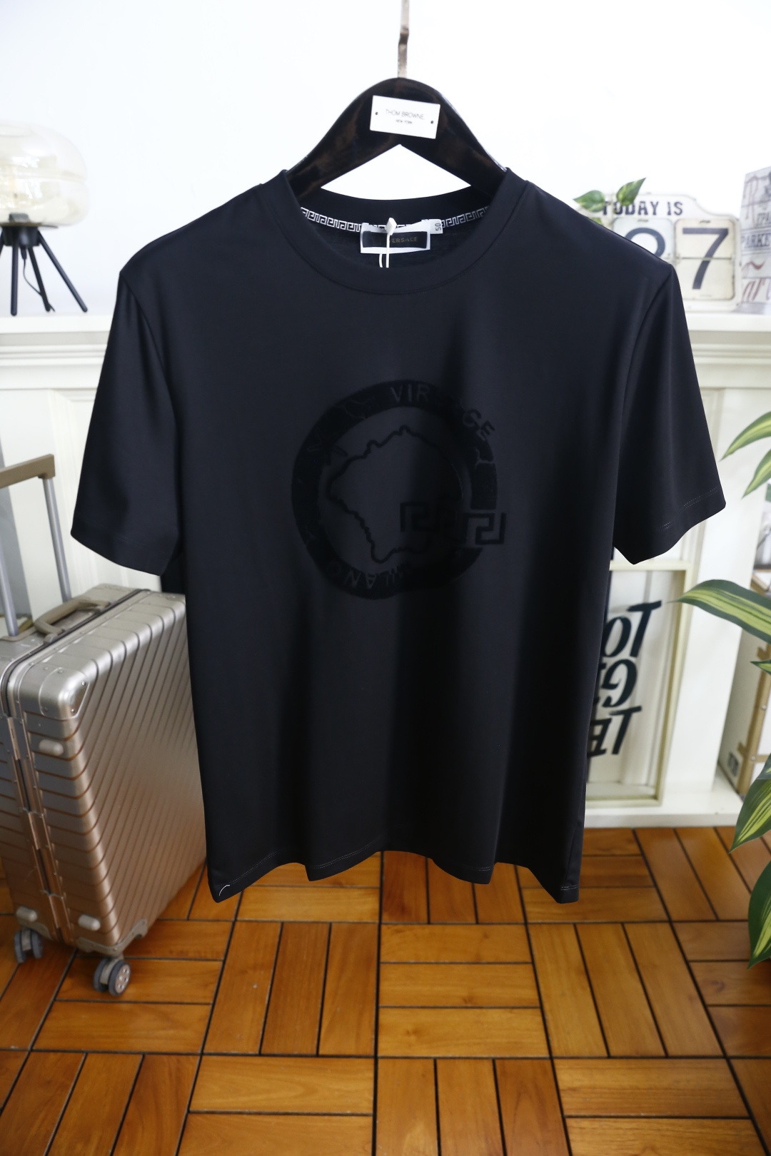 🔥范思哲.26夏季新品！时尚男士百搭T恤采用经典圆领设计，领口内侧饰有标志性回纹织带，细节处传递品牌辨识