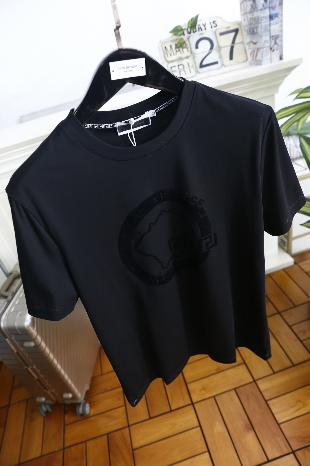 🔥范思哲.26夏季新品！时尚男士百搭T恤采用经典圆领设计，领口内侧饰有标志性回纹织带，细节处传递品牌辨识
