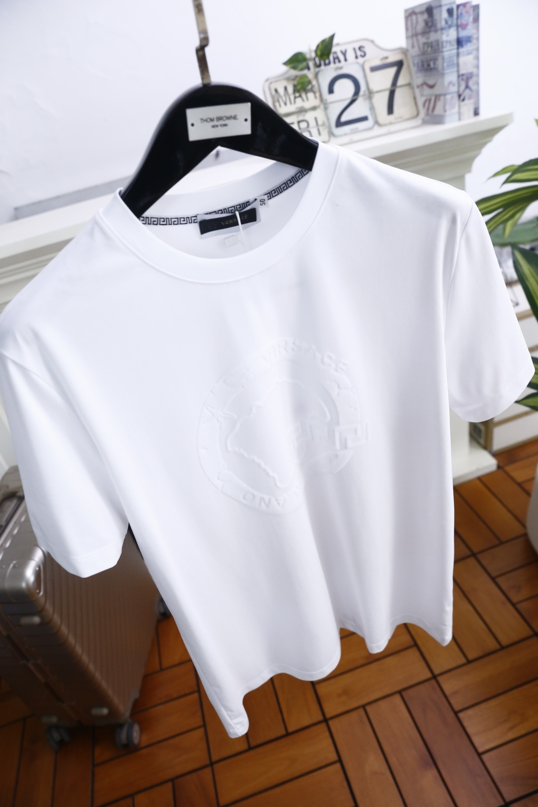 🔥范思哲.26夏季新品！时尚男士百搭T恤采用经典圆领设计，领口内侧饰有标志性回纹织带，细节处传递品牌辨识