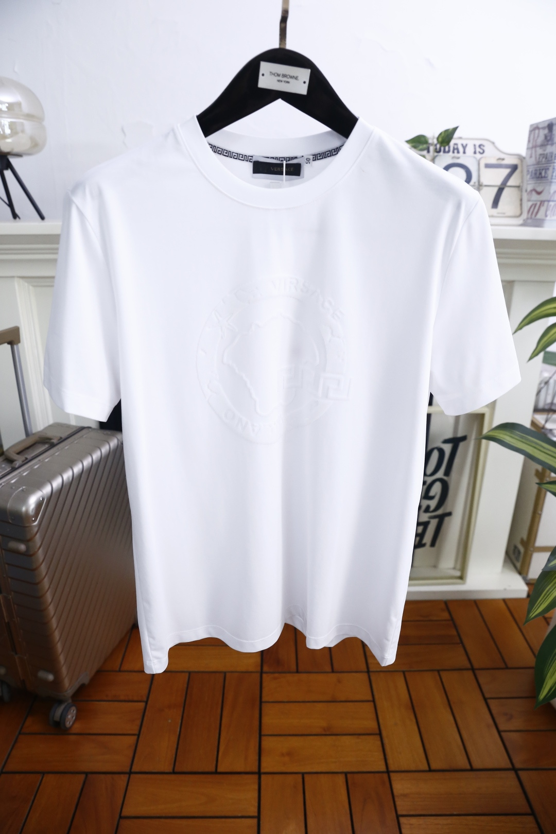 🔥范思哲.26夏季新品！时尚男士百搭T恤采用经典圆领设计，领口内侧饰有标志性回纹织带，细节处传递品牌辨识