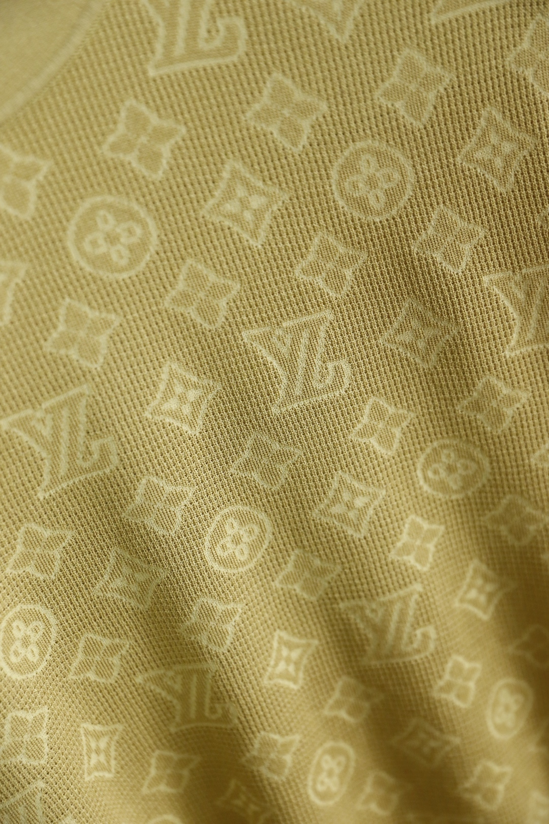 🔥路易威*/LV.2026夏季新款🆕时尚男士百搭针织T恤采用经典圆领设计，领口与袖口均以细密罗纹收边，兼