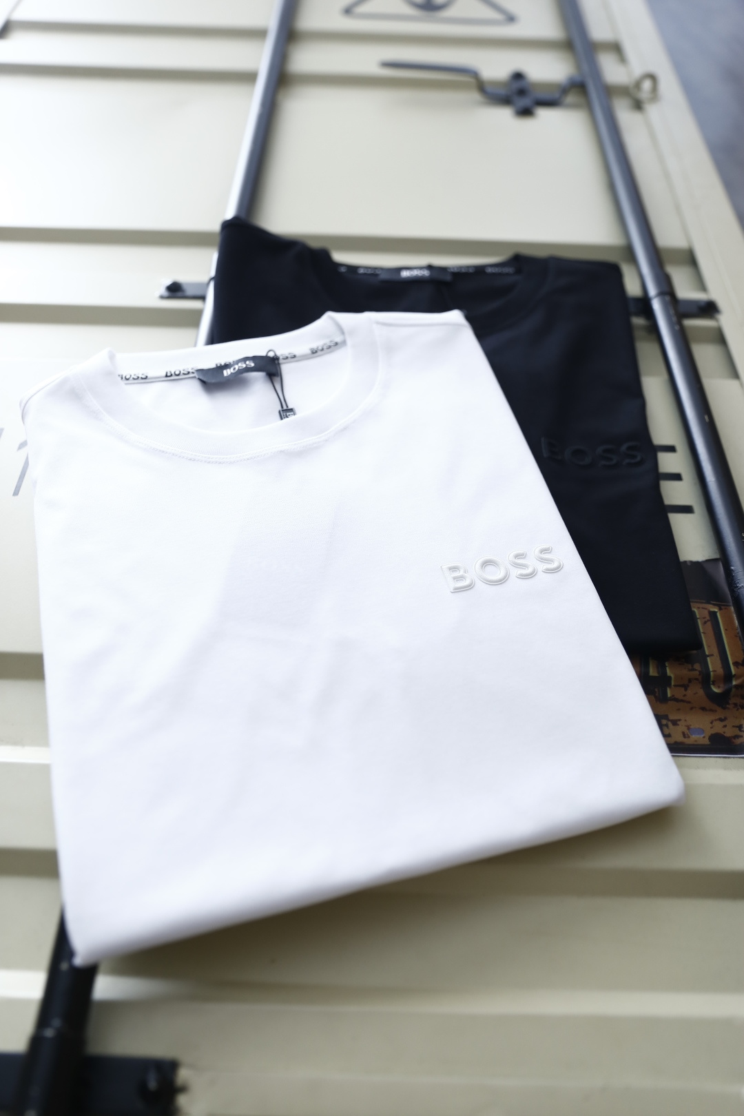 🔥BOSS.26夏季新品！时尚男士百搭T恤采用经典圆领设计，领口内侧饰有重复品牌字样织带，细节处传递低调