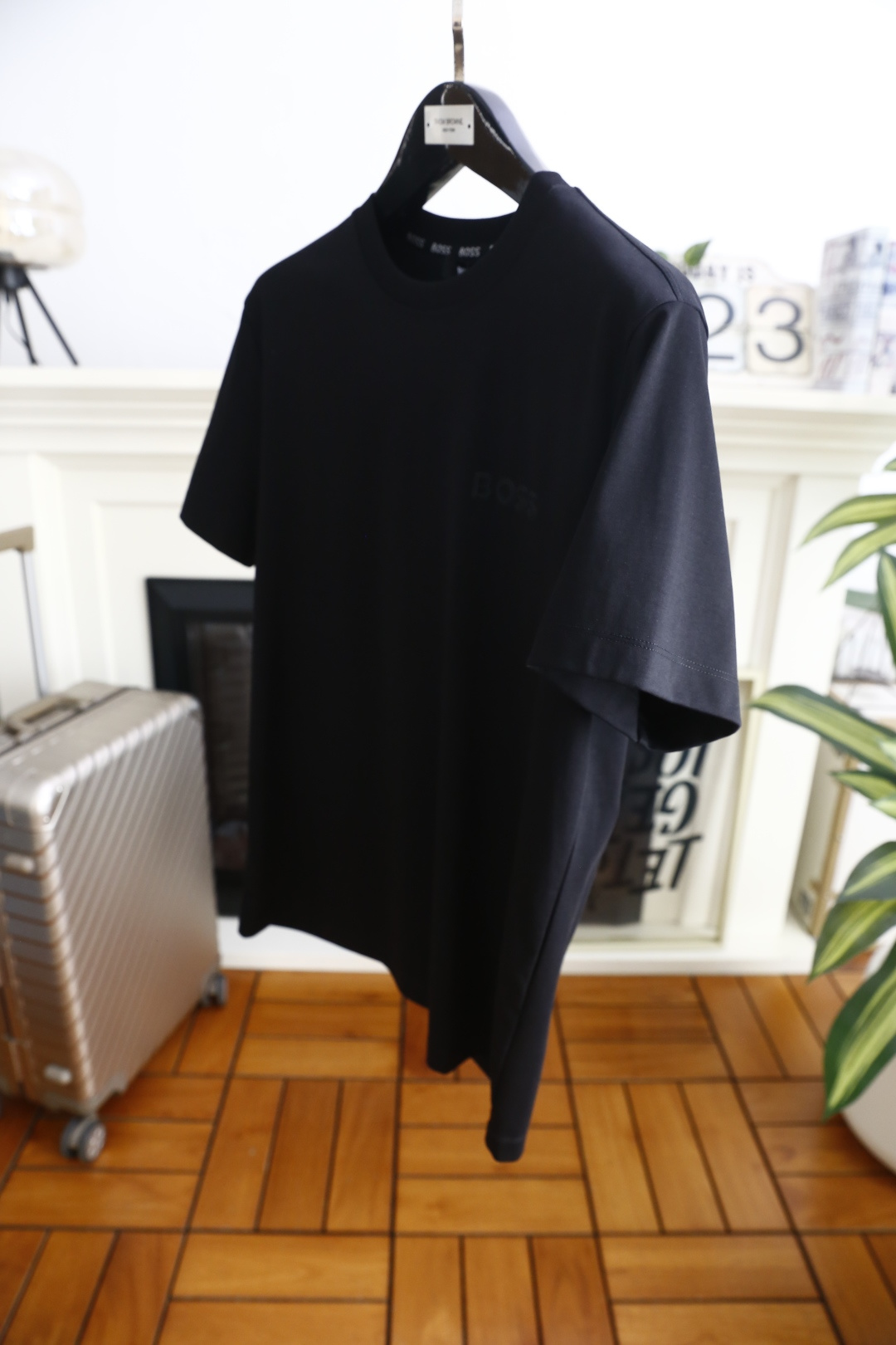 🔥BOSS.26夏季新品！时尚男士百搭T恤采用经典圆领设计，领口内侧饰有重复品牌字样织带，细节处传递低调