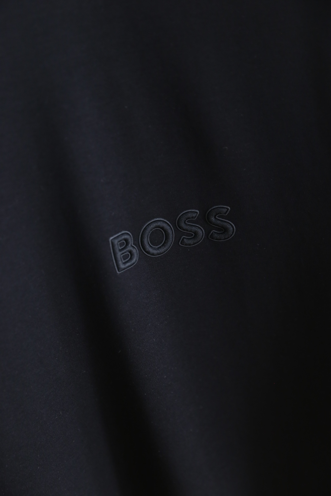 🔥BOSS.26夏季新品！时尚男士百搭T恤采用经典圆领设计，领口内侧饰有重复品牌字样织带，细节处传递低调