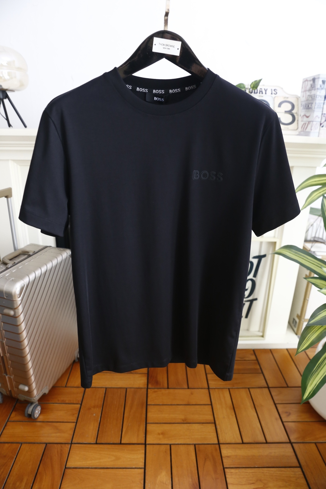 🔥BOSS.26夏季新品！时尚男士百搭T恤采用经典圆领设计，领口内侧饰有重复品牌字样织带，细节处传递低调