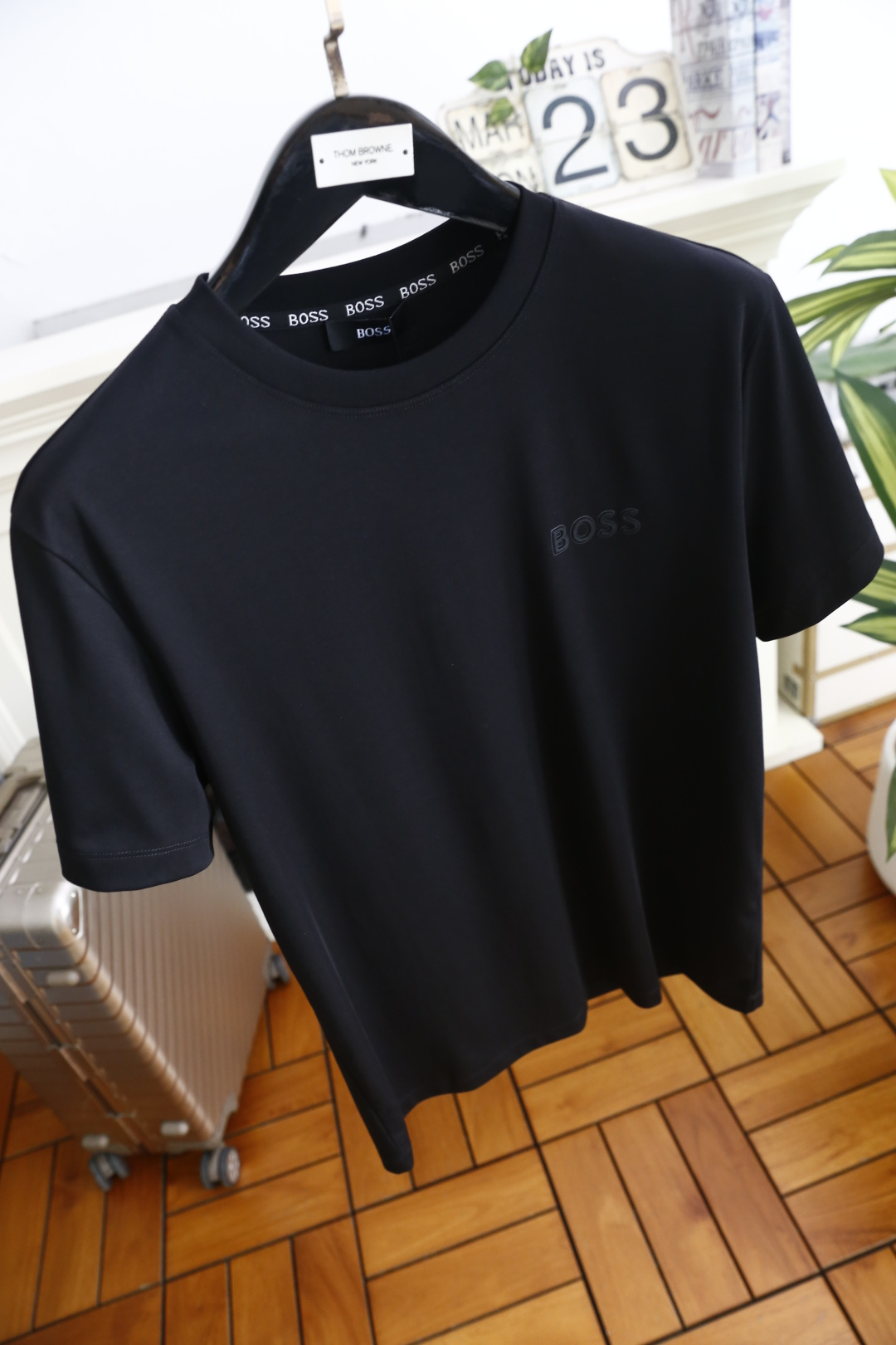 🔥BOSS.26夏季新品！时尚男士百搭T恤采用经典圆领设计，领口内侧饰有重复品牌字样织带，细节处传递低调