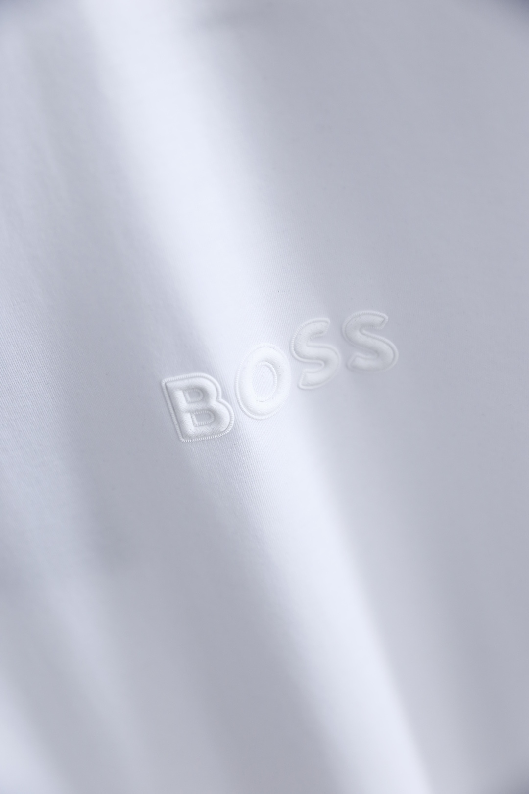 🔥BOSS.26夏季新品！时尚男士百搭T恤采用经典圆领设计，领口内侧饰有重复品牌字样织带，细节处传递低调
