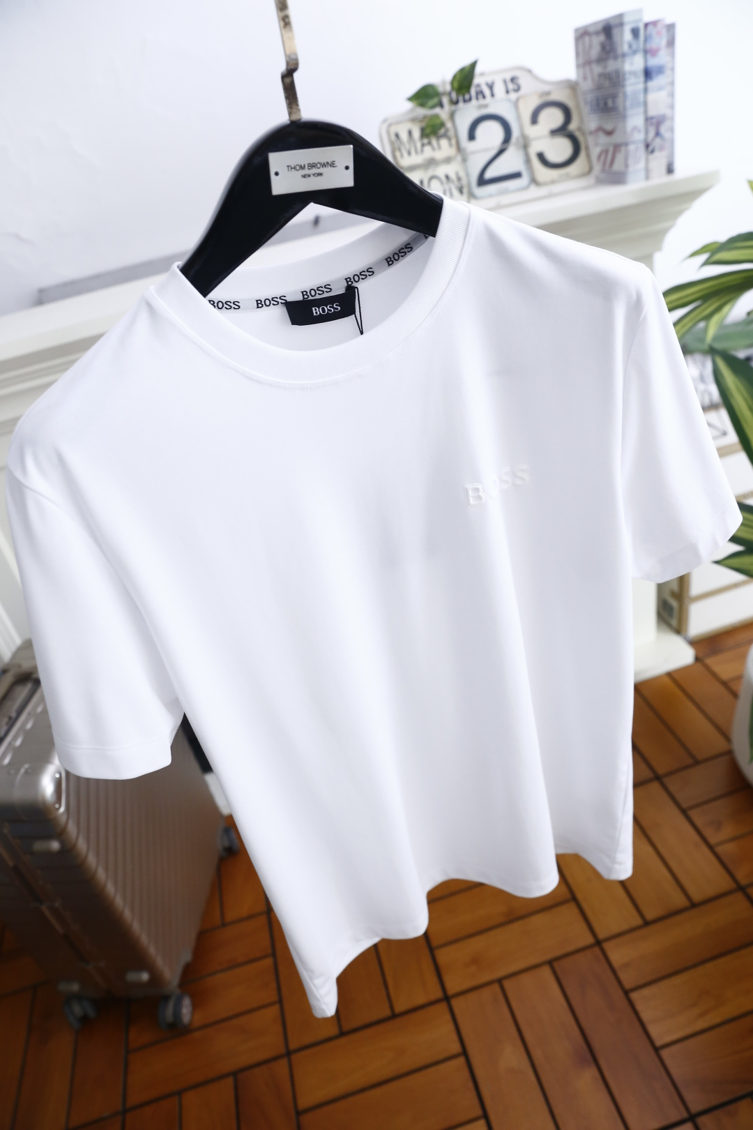🔥BOSS.26夏季新品！时尚男士百搭T恤采用经典圆领设计，领口内侧饰有重复品牌字样织带，细节处传递低调