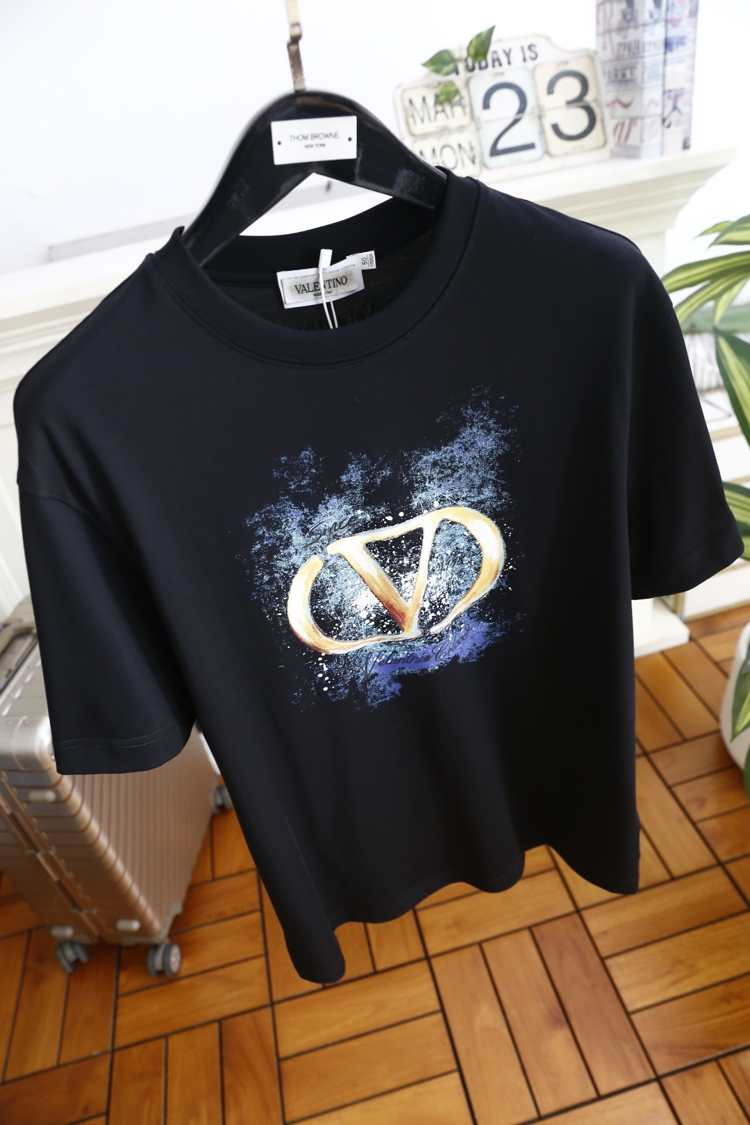 🔥华伦天奴.26夏季新款！时尚男士百搭T恤采用经典圆领设计，细节处传递品牌辨识度。胸前以渐变印花工艺结合