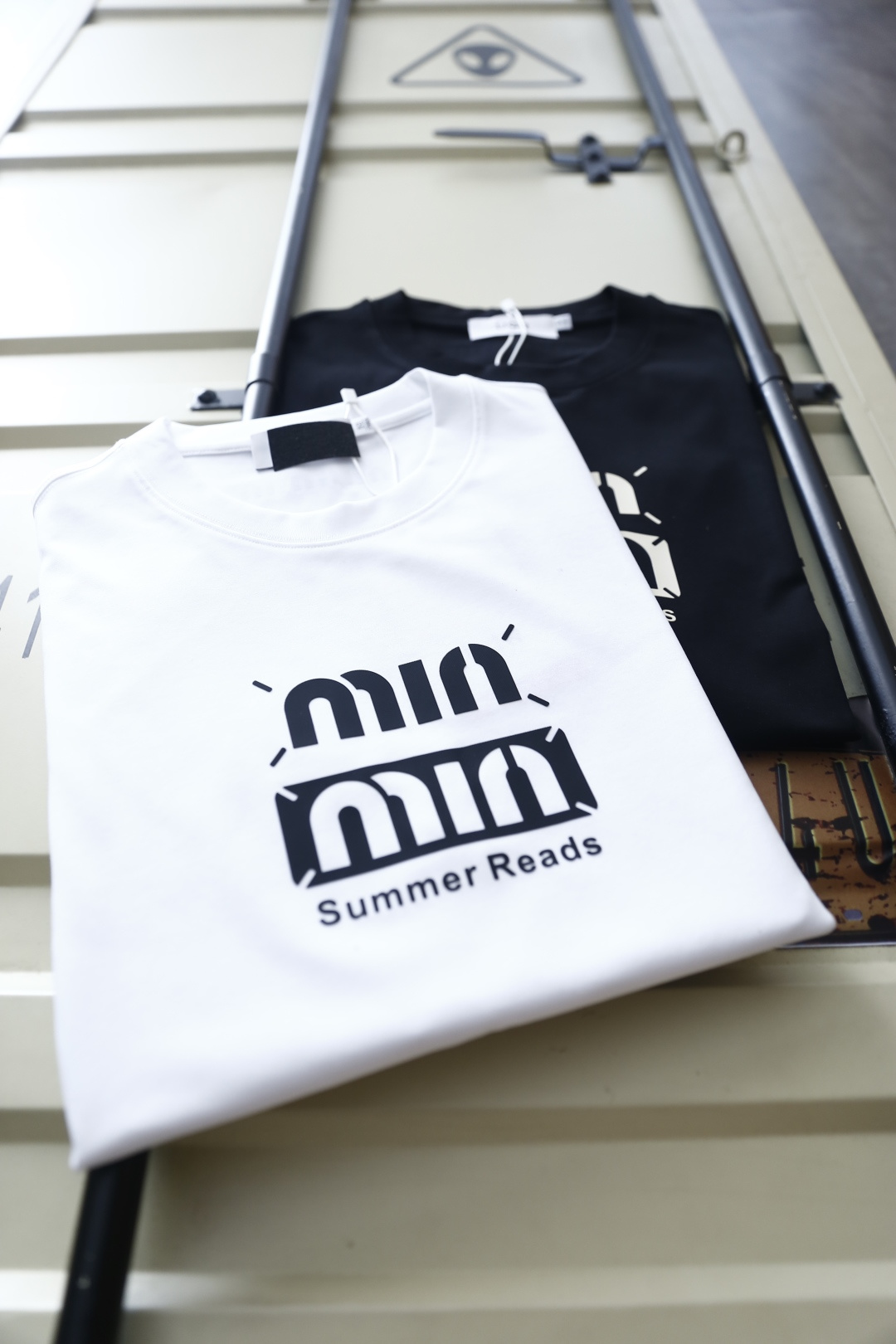 🔥MIUMIU.2026夏季新款！时尚男士宽松百搭T恤采用经典小领口设计，版型宽松利落，肩部与袖身走线平