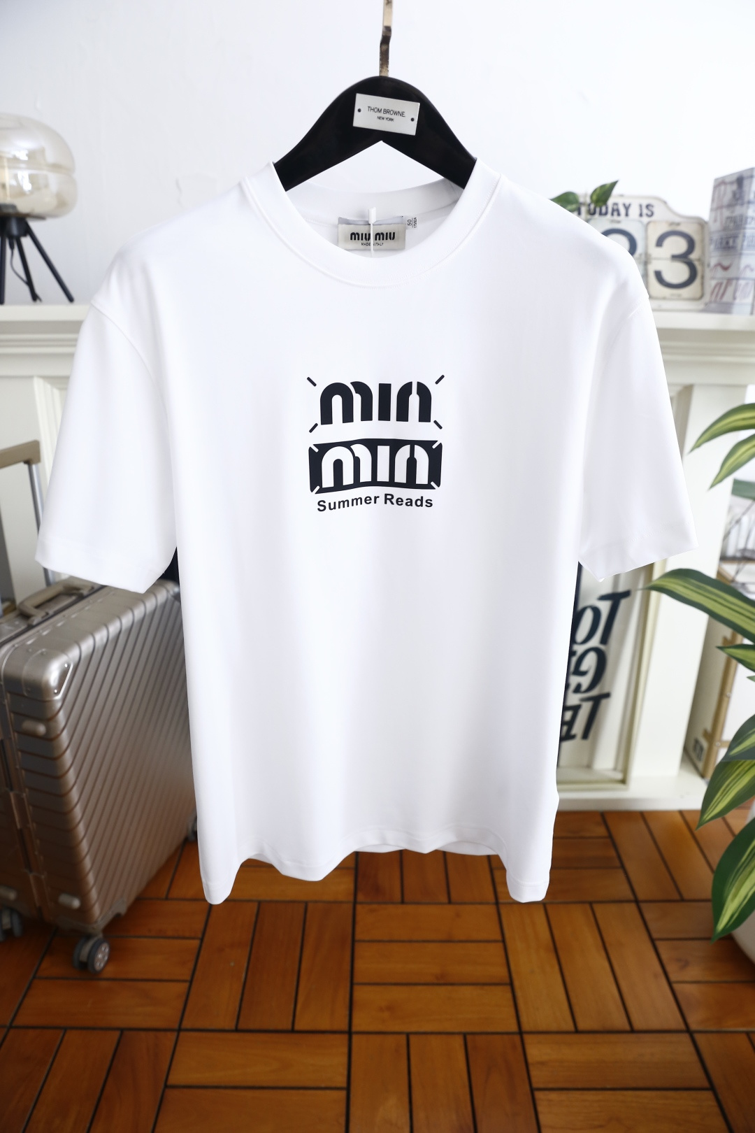 🔥MIUMIU.2026夏季新款！时尚男士宽松百搭T恤采用经典小领口设计，版型宽松利落，肩部与袖身走线平