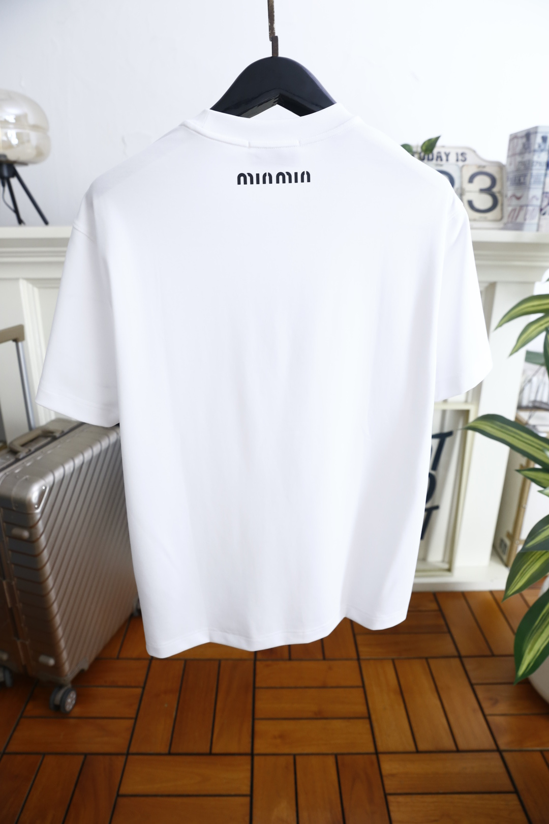 🔥MIUMIU.2026夏季新款！时尚男士宽松百搭T恤采用经典小领口设计，版型宽松利落，肩部与袖身走线平
