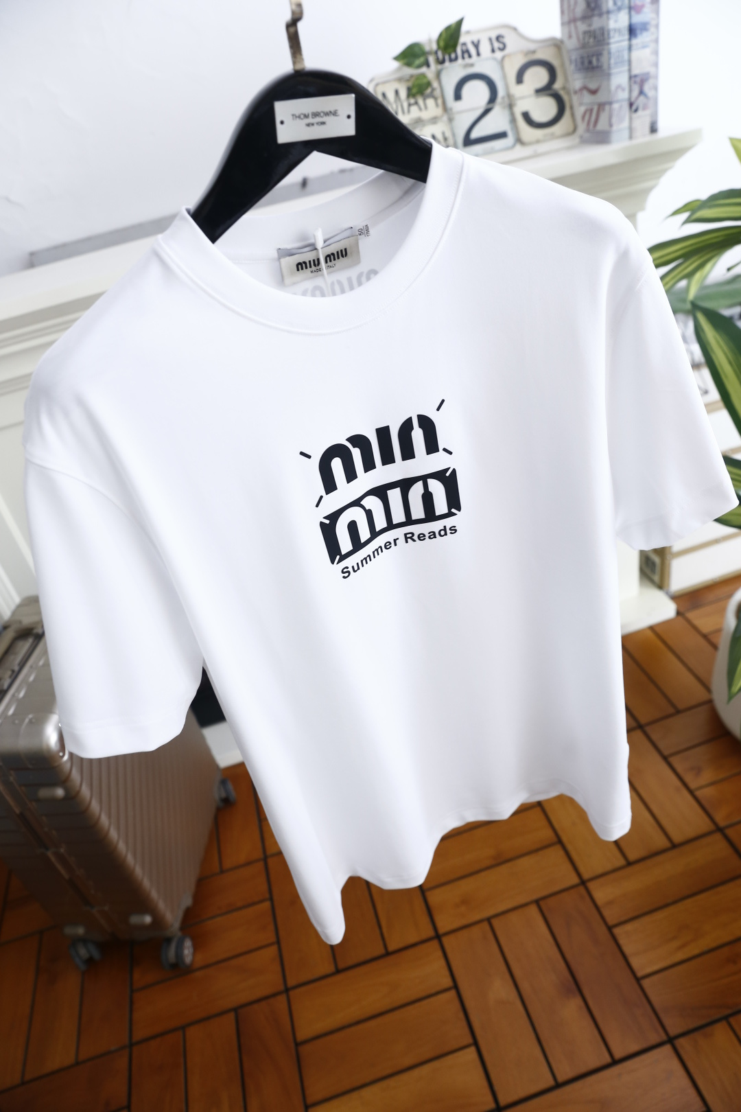 🔥MIUMIU.2026夏季新款！时尚男士宽松百搭T恤采用经典小领口设计，版型宽松利落，肩部与袖身走线平