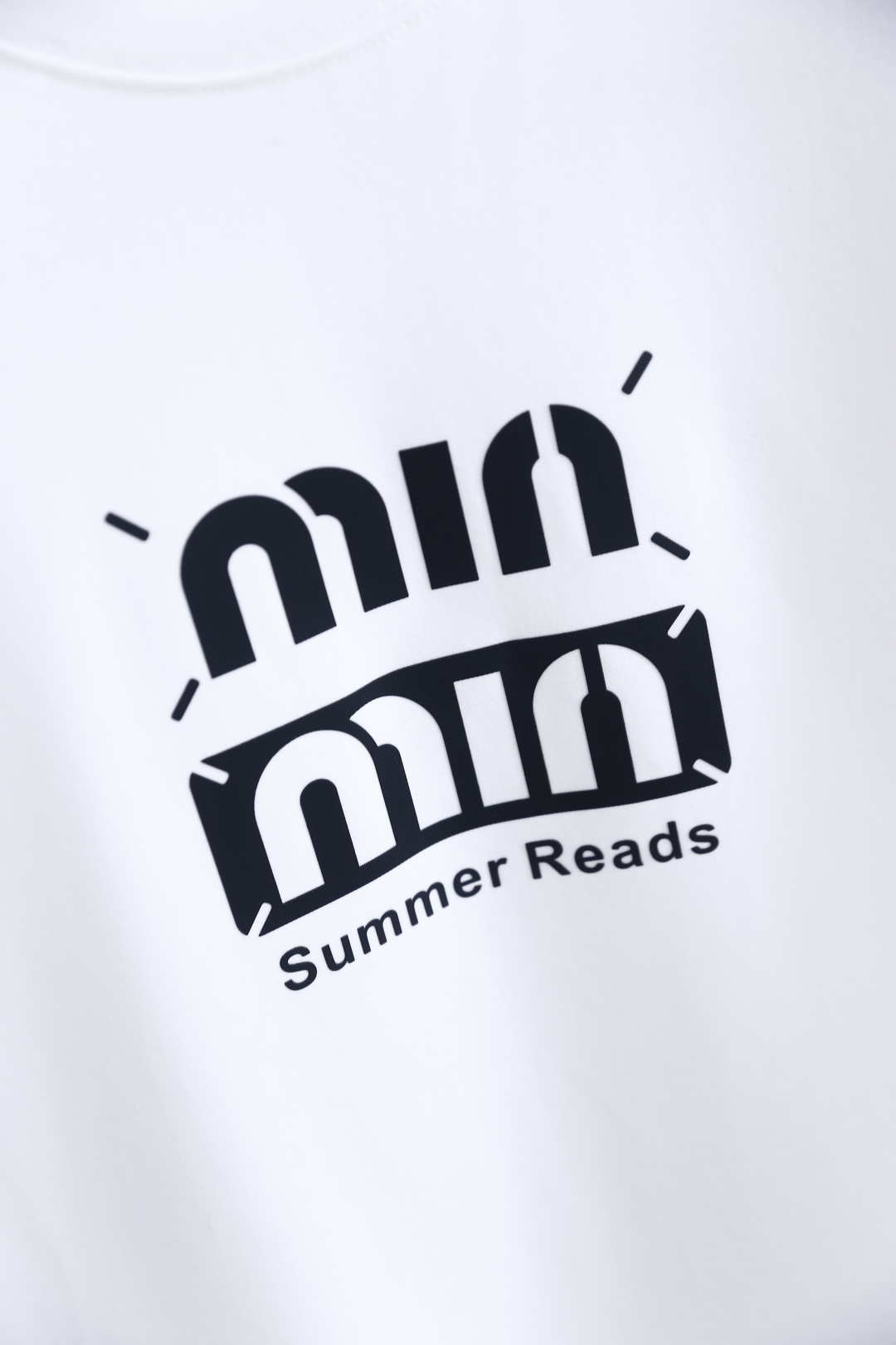 🔥MIUMIU.2026夏季新款！时尚男士宽松百搭T恤采用经典小领口设计，版型宽松利落，肩部与袖身走线平