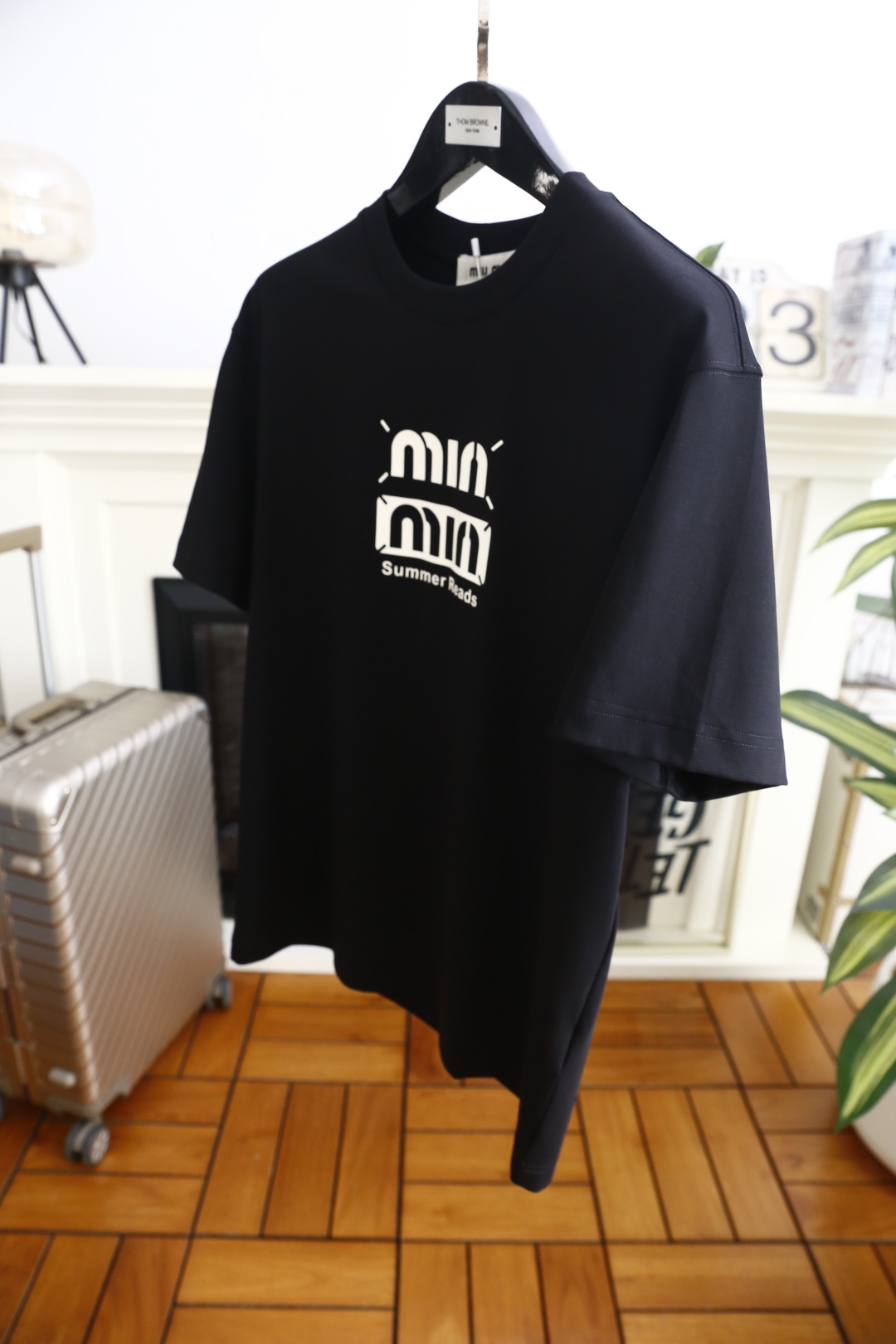 🔥MIUMIU.2026夏季新款！时尚男士宽松百搭T恤采用经典小领口设计，版型宽松利落，肩部与袖身走线平