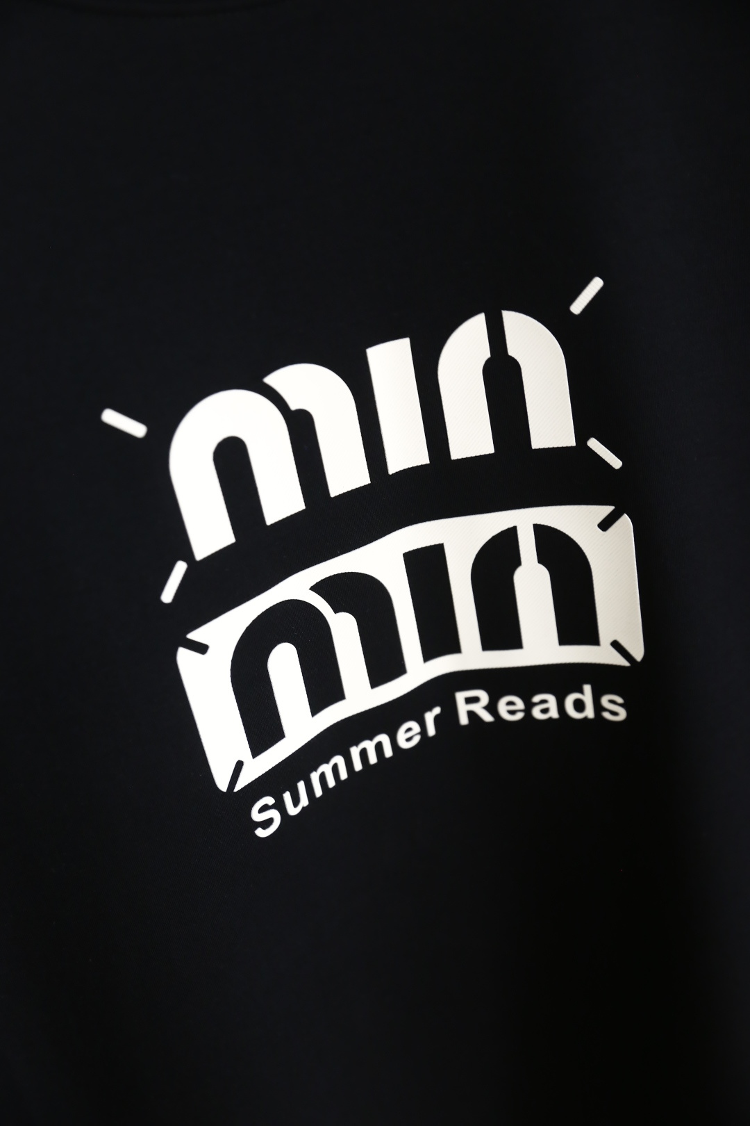 🔥MIUMIU.2026夏季新款！时尚男士宽松百搭T恤采用经典小领口设计，版型宽松利落，肩部与袖身走线平