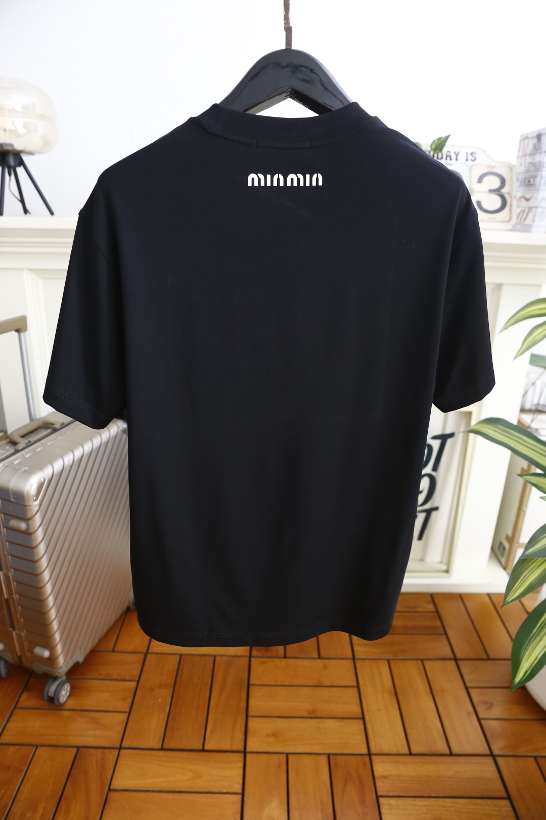 🔥MIUMIU.2026夏季新款！时尚男士宽松百搭T恤采用经典小领口设计，版型宽松利落，肩部与袖身走线平