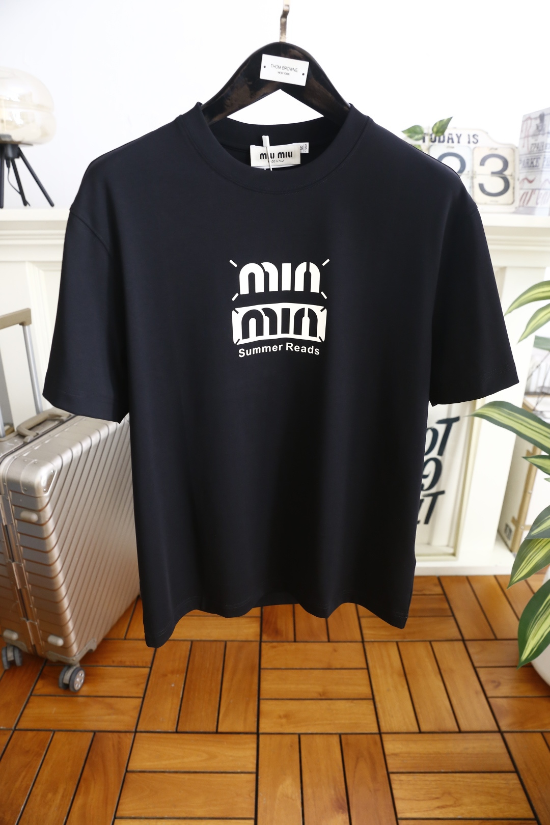 🔥MIUMIU.2026夏季新款！时尚男士宽松百搭T恤采用经典小领口设计，版型宽松利落，肩部与袖身走线平