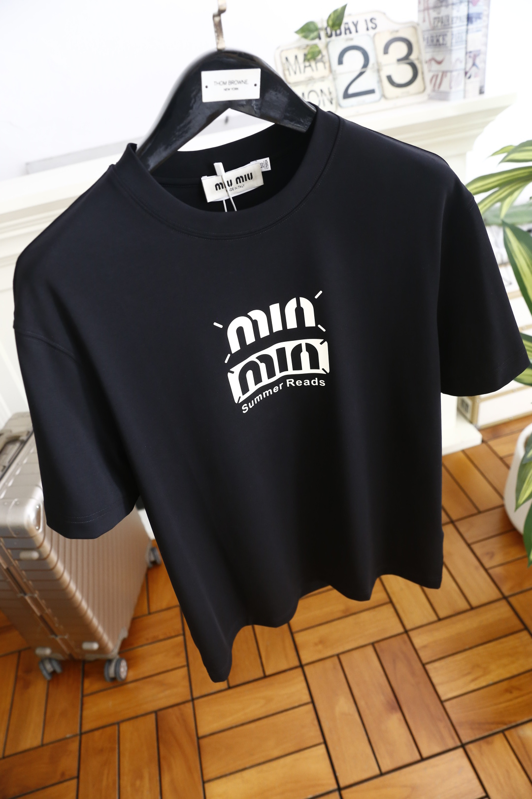🔥MIUMIU.2026夏季新款！时尚男士宽松百搭T恤采用经典小领口设计，版型宽松利落，肩部与袖身走线平